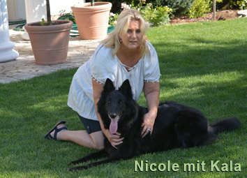 Nicole kniet neben liegender Kala