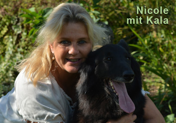 Nicole umarmt Kala